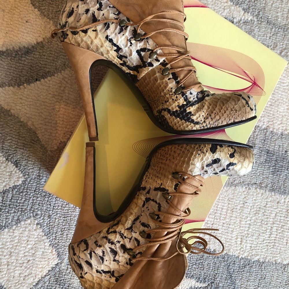 Browns snake lace booties size 38